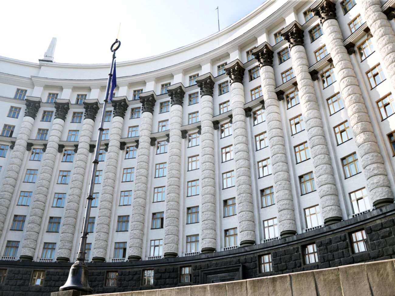 Регіонам загрожує фінансовий колапс через дії уряду – експерт