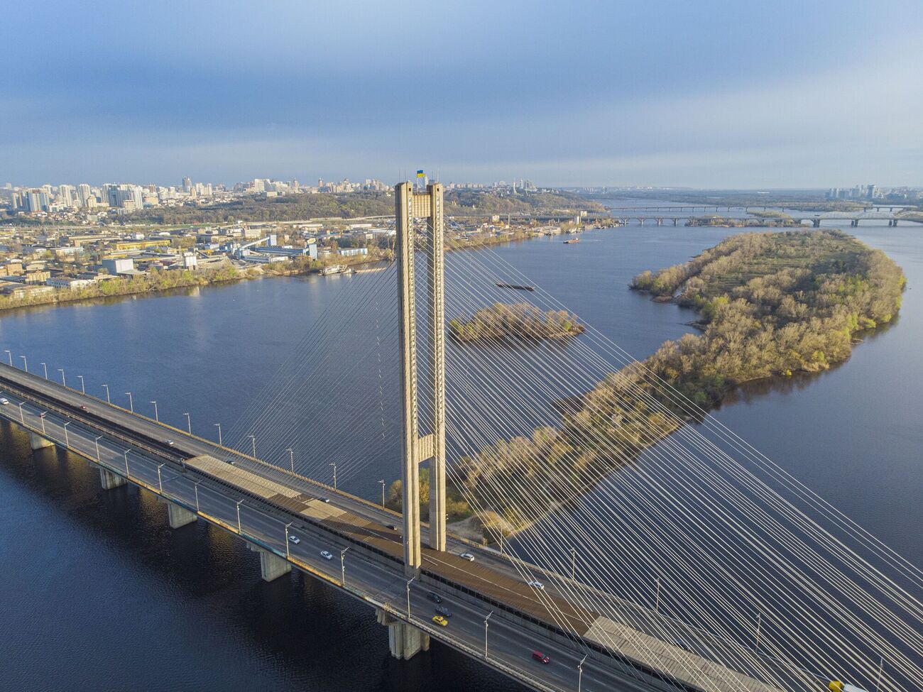 Дрони атакували Південний міст у Києві, який з'єднує два береги Дніпра. Є влучання