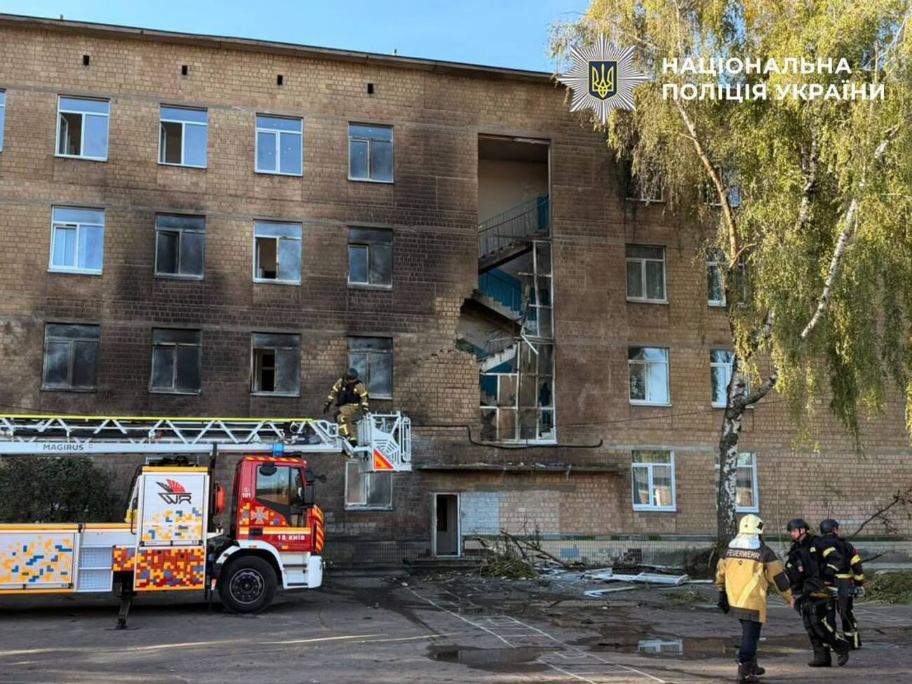 "Російські виродки". Реактивний дрон влучив у школу в Києві. Фото, відео