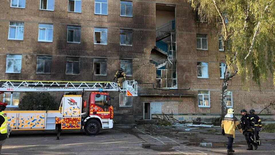 "Російські виродки". Реактивний дрон влучив у школу в Києві. Фото, відео
