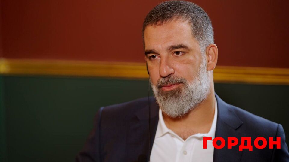 Тренер "Шахтера" о работе во время войны: Я безмерно благодарен Ахметову, но тяжело, что негде поставить фото детей