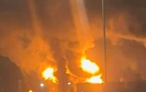 В Ростове горит нефтяной терминал, снабжающий армию РФ. Там заявили об атаке более 100 дронов