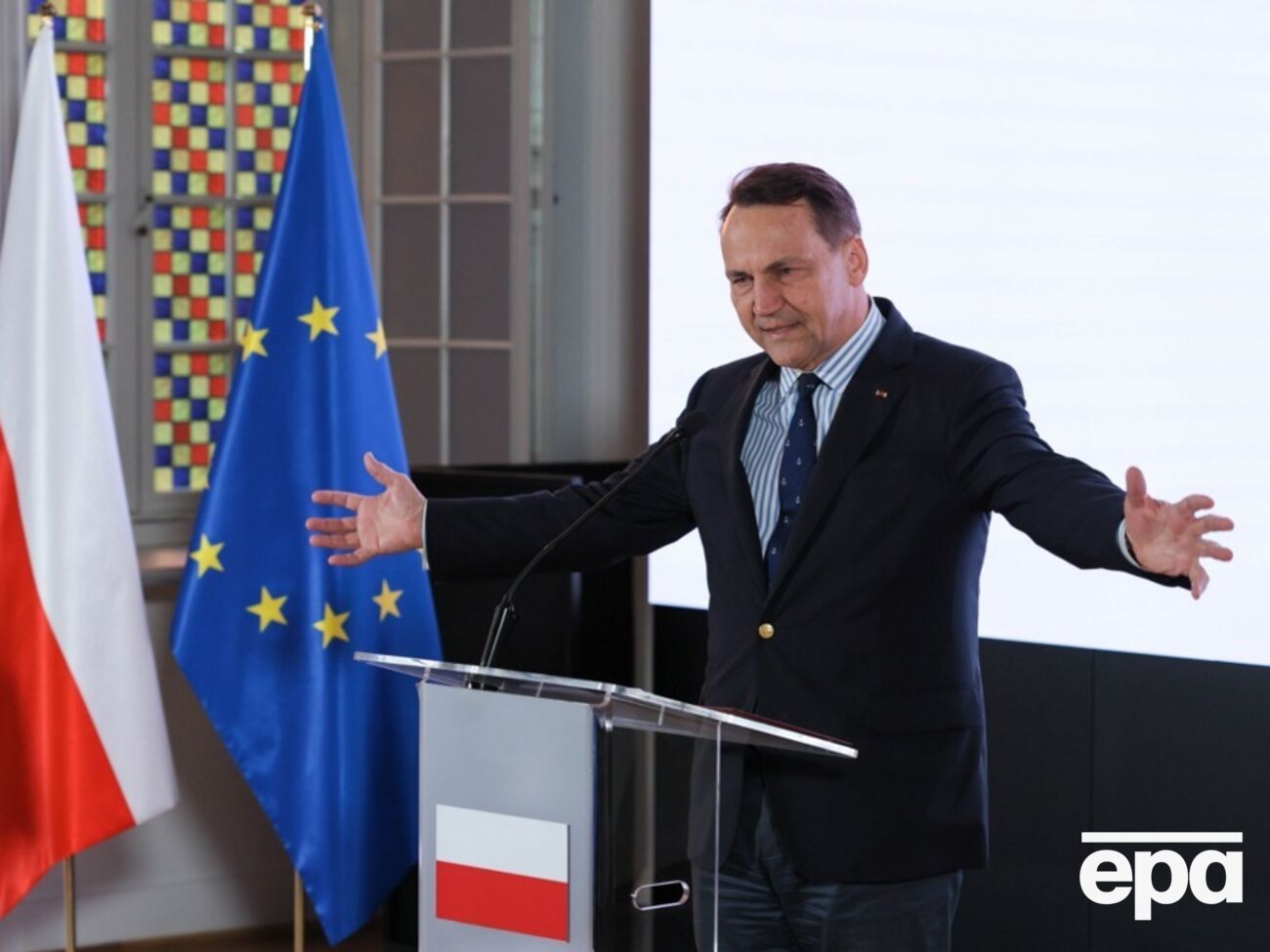 Сикорский с иронией ответил на готовность РФ экспортировать нефть, намекнув, что у нее ее нет
