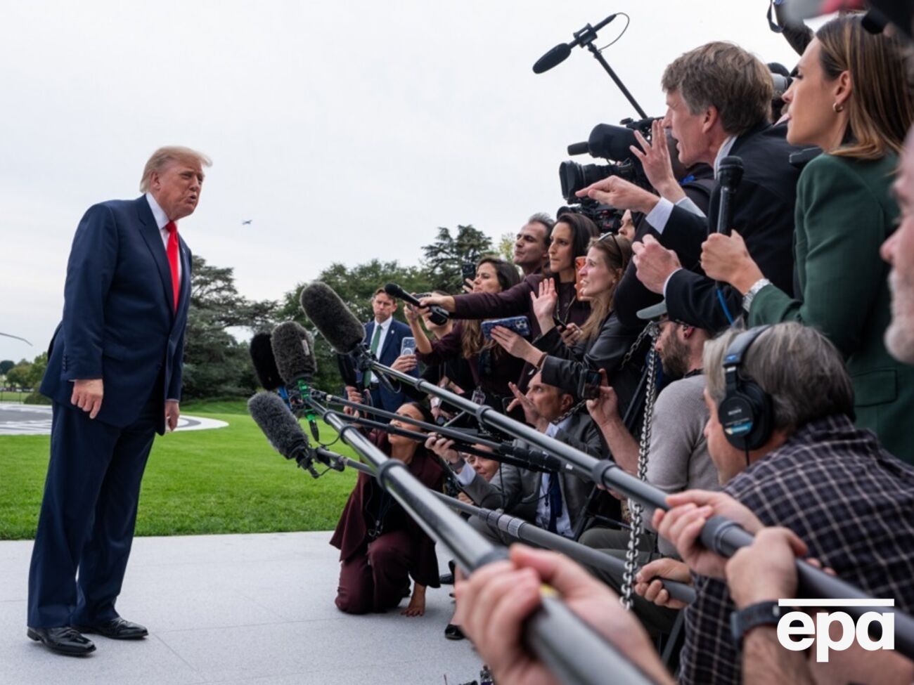 "Трамп розлючений". У Білому домі вважають, що удари по НПЗ РФ обертаються проти Зеленського – ЗМІ