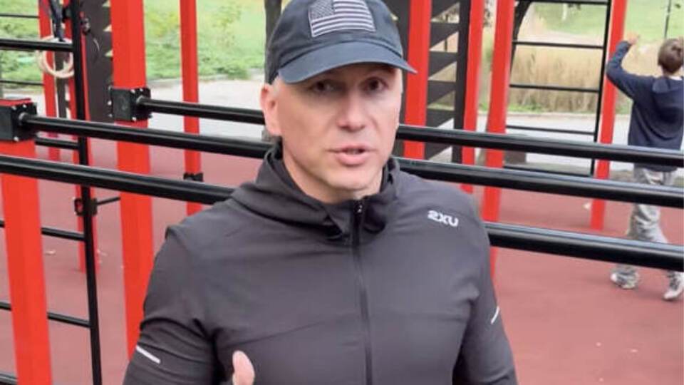 "Зруйнували тренування і робочий настрій". Журналіст запитав директора ДБР про 143 квартири його брата