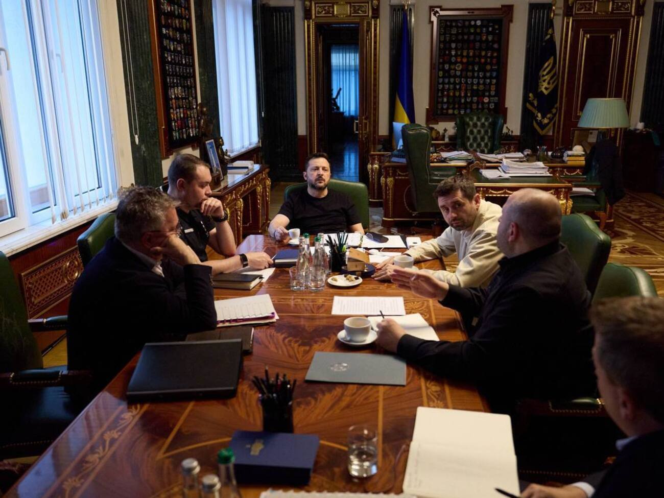 Зеленський зустрівся з переговорною групою України після зустрічей у США