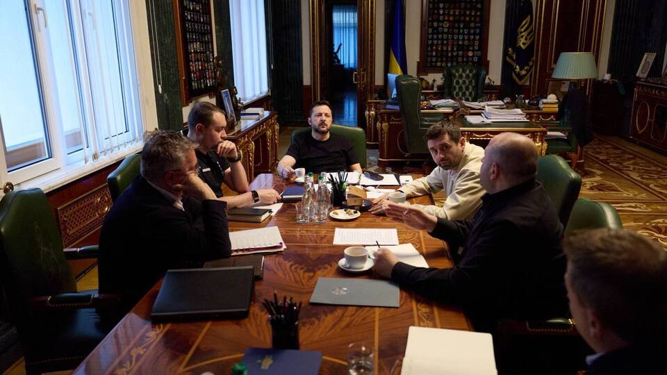 Зеленський зустрівся з переговорною групою України після зустрічей у США