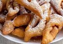 Возьмите два яйца, муку – и у вас получатся вкусные вергуны к чаю. Рецепт теста, которое тает во рту