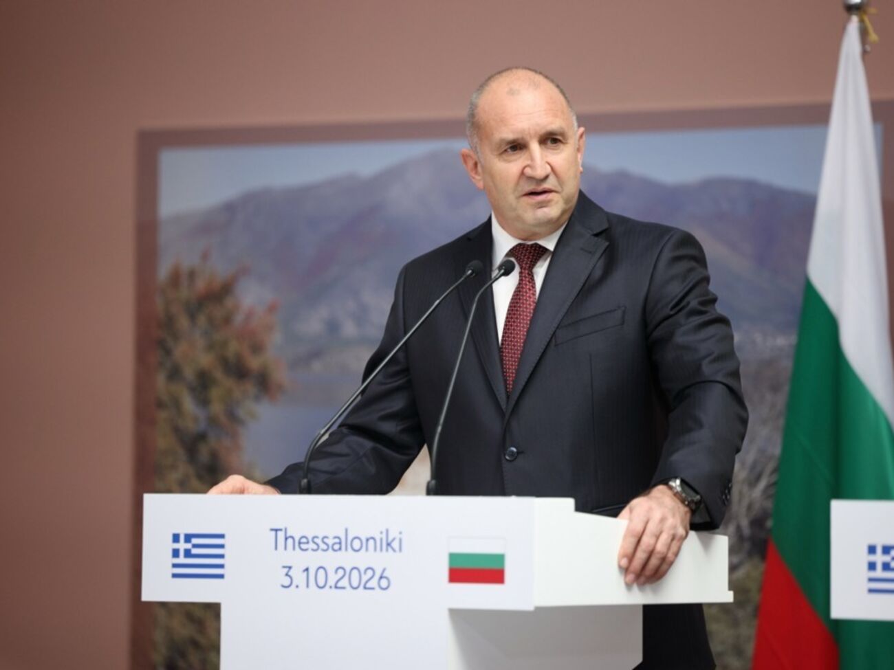 Біля Болгарії атаковано два судна, одне затонуло. Радев сказав, кому це вигідно, він викличе посла