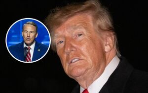 "Это самый глупый президент в истории". Трамп на митинге засмотрелся на ягодицы сенатора. Видео