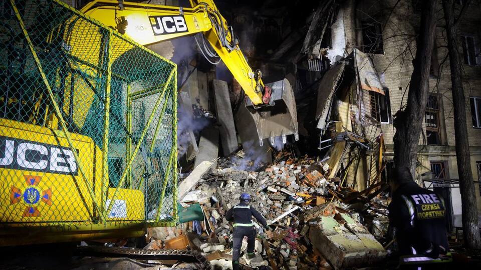 У Харкові під завалами знайдені тіла трьох людей. Що відомо про наслідки удару РФ