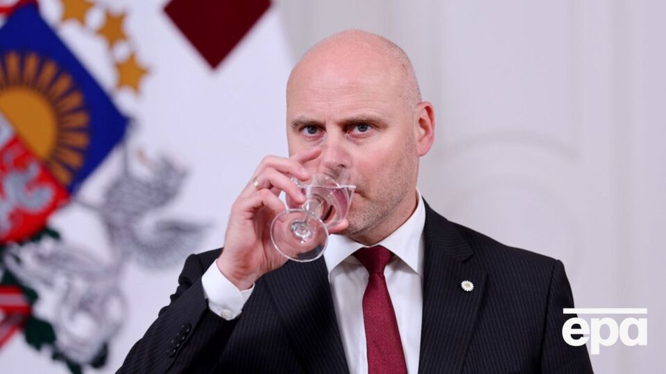 Прем'єр Латвії закликав європейців пити менше пива, щоб допомогти Україні