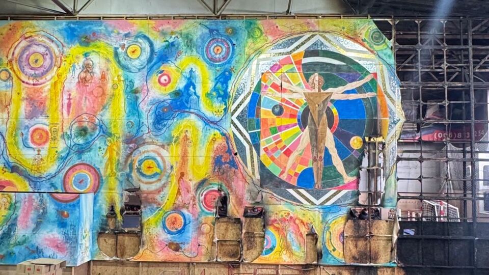 "Іноді шрами розповідають більше". У Луцьку обстріл пошкодив найбільшу у світі картину. Фото