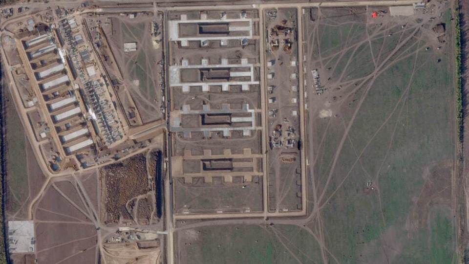 РФ за шість тижнів майже побудувала базу для запуску реактивних дронів і завозить туди БПЛА – ЗМІ