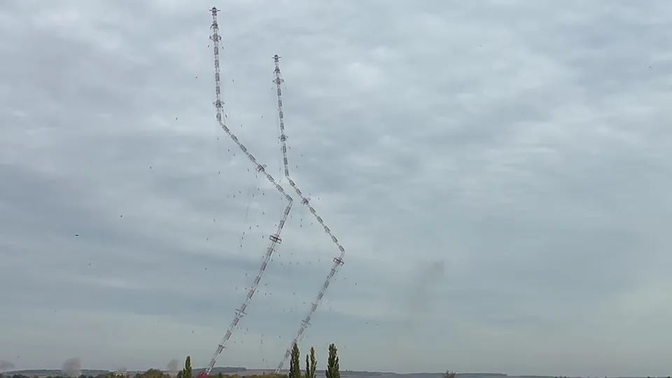 В Чехии подорвали две самые высокие радиобашни страны. Видео
