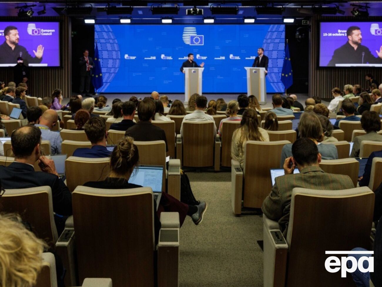 "Путін під прикриттям" пустив гази? Politico розповіло про сморід у залі перед появою Зеленського