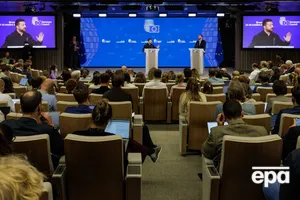 "Путін під прикриттям" пустив гази? Politico розповіло про сморід у залі перед появою Зеленського