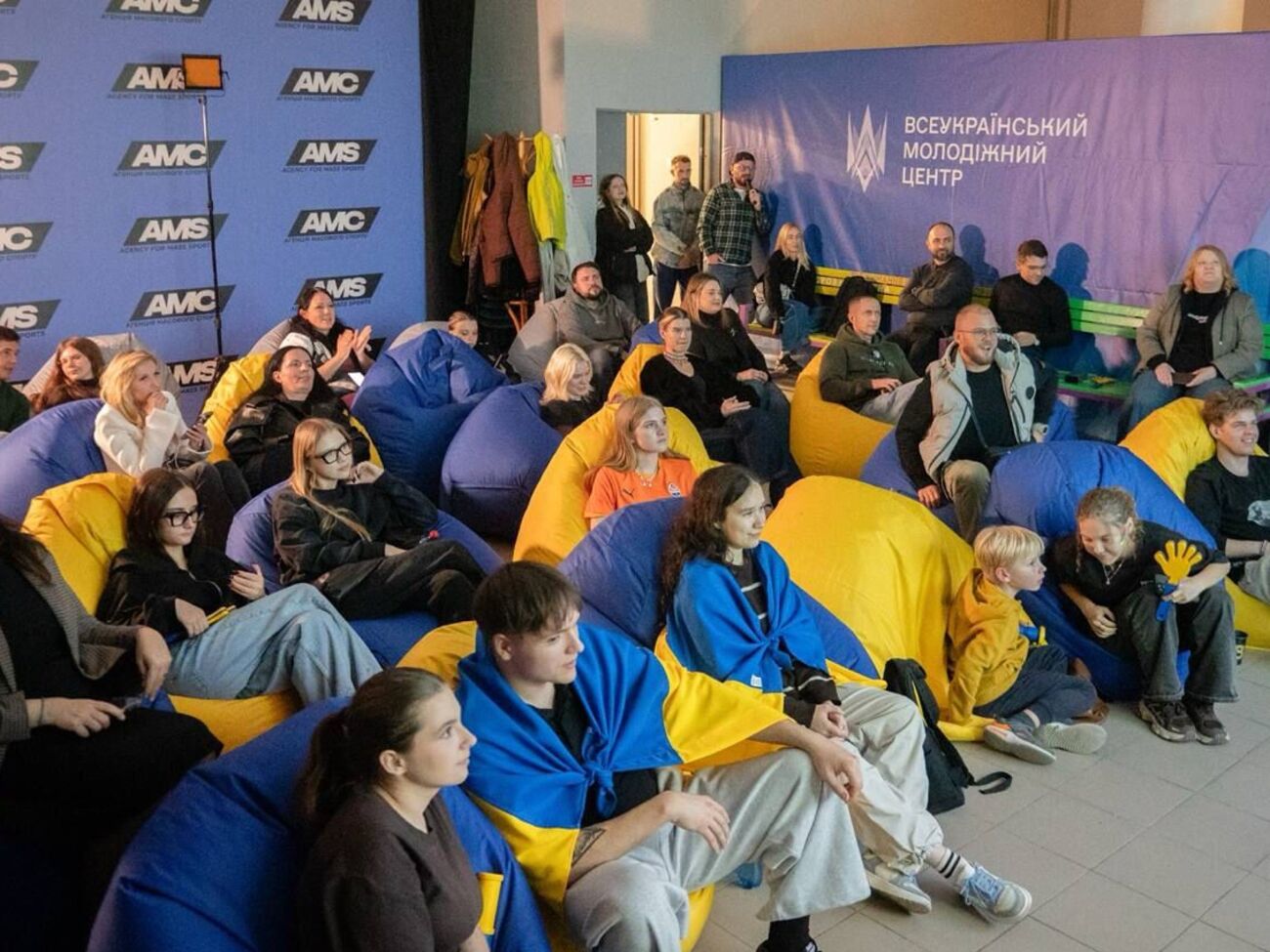 Молодь, яка виїхала з окупації, зібралася в Києві на перегляд матчу "Шахтаря" за підтримки Фонду Ріната Ахметова