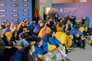 Молодь, яка виїхала з окупації, зібралася в Києві на перегляд матчу "Шахтаря" за підтримки Фонду Ріната Ахметова