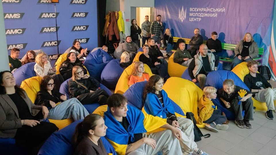 Молодь, яка виїхала з окупації, зібралася в Києві на перегляд матчу "Шахтаря" за підтримки Фонду Ріната Ахметова