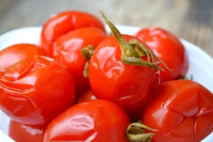 Положите это на дно банки – и маринованные помидоры будут божественно вкусными