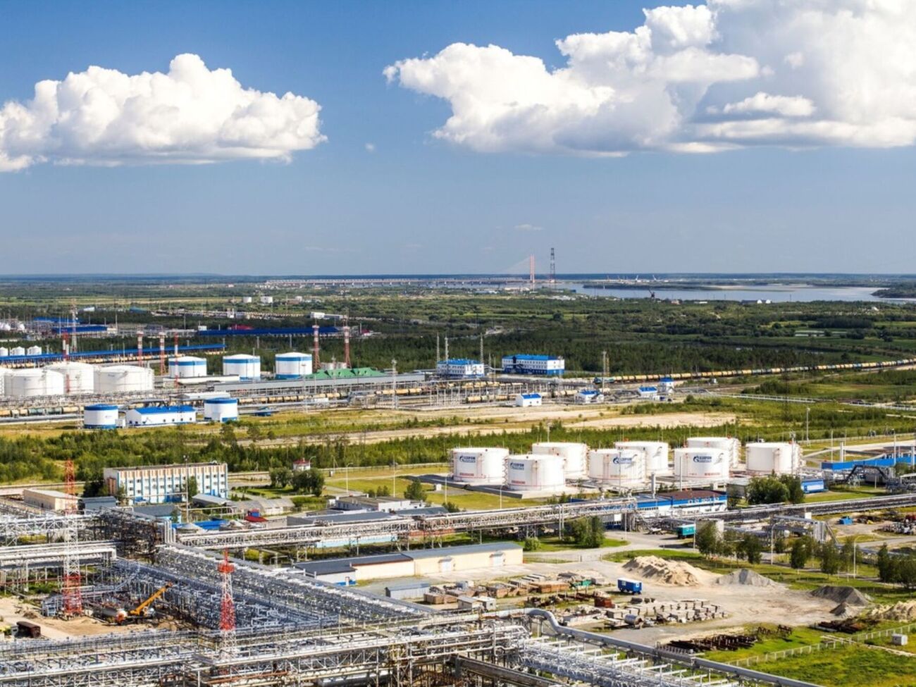 БПЛА, вероятно, атаковали завод "Газпрома" в 2,3 тыс. км от Украины, который производит бензин и авиатопливо