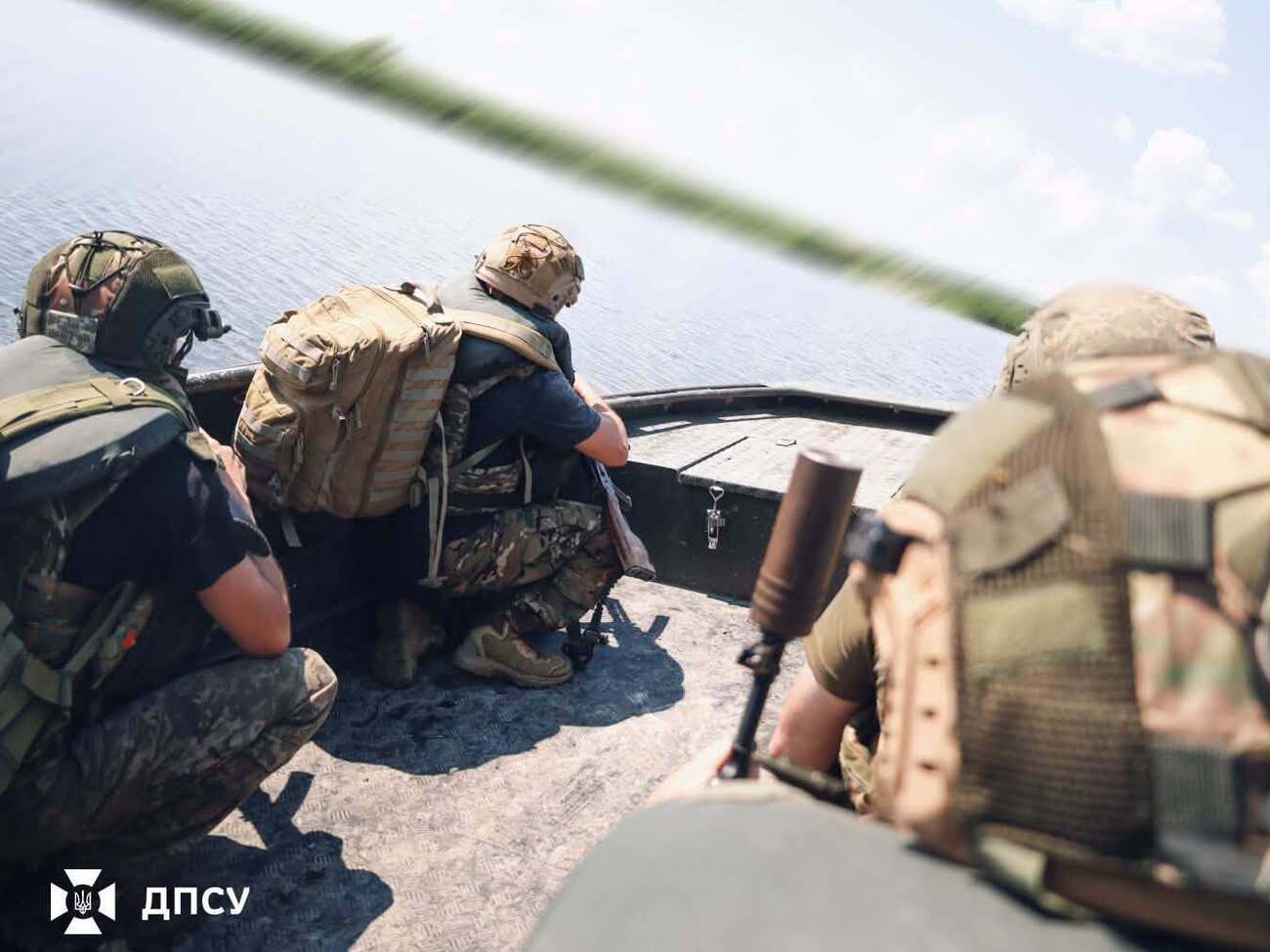 Українські прикордонники намагалися зловити втікача й перетнули кордон Молдови. Їх затримали. Відео