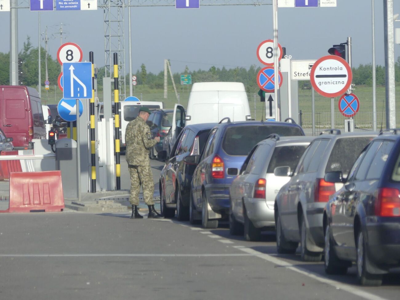 Из-за российских атак украинцы по 40 часов стоят на границе с Польшей. Что известно