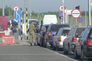 Из-за российских атак украинцы по 40 часов стоят на границе с Польшей. Что известно