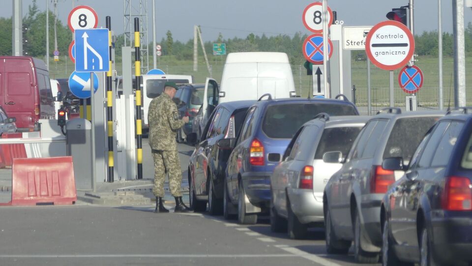 Из-за российских атак украинцы по 40 часов стоят на границе с Польшей. Что известно