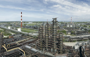 НПЗ, поставляющий топливо в Москву, приостановил переработку нефти после атаки дронов