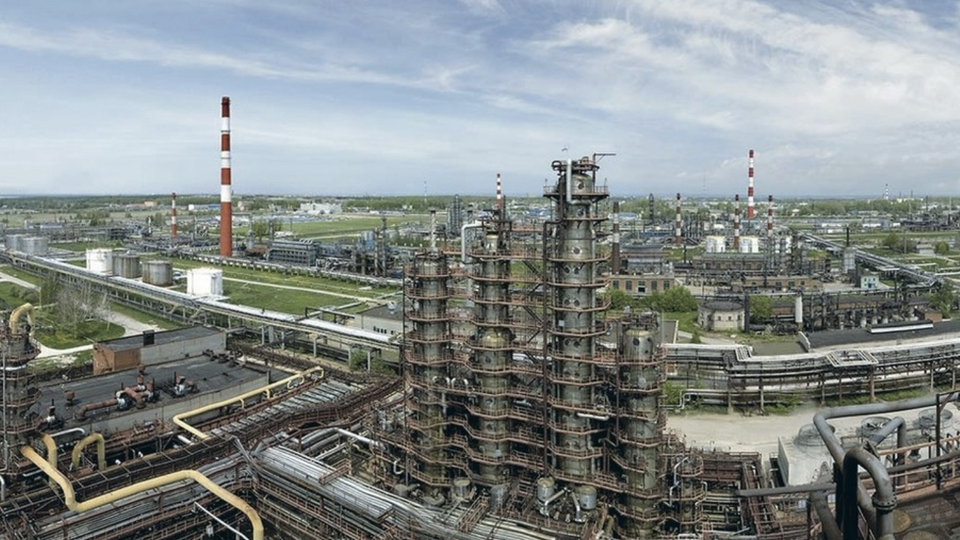 НПЗ, який постачає пальне до Москви, зупинив переробку нафти після атаки дронів
