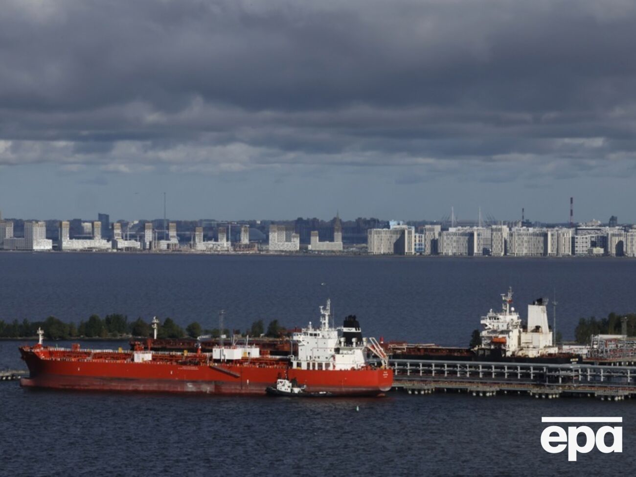 Вице-премьер РФ заявил, что первый танкер с российской нефтью уже отгружен на мировой рынок 