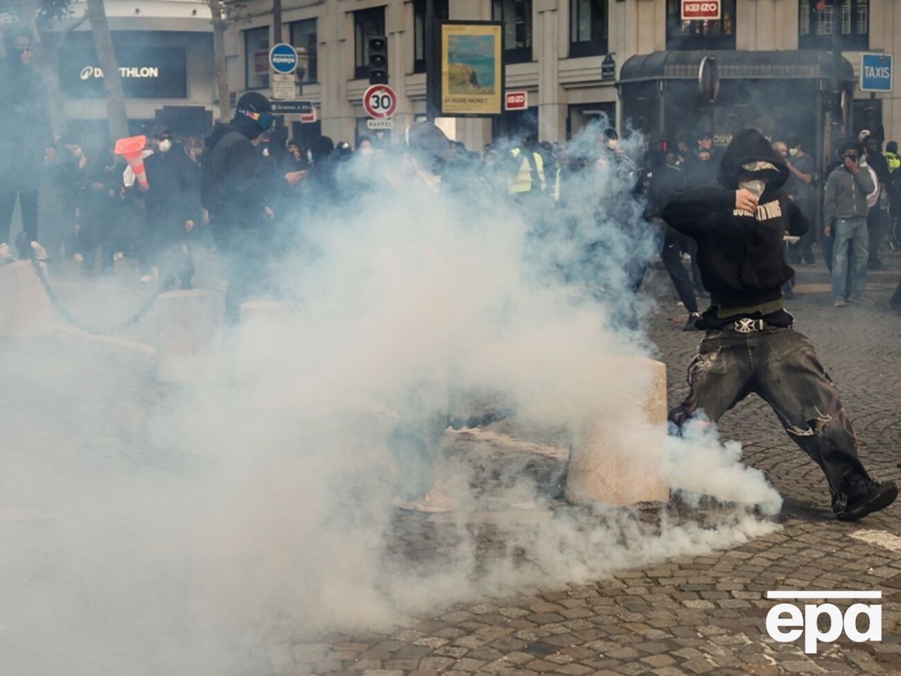 У Франції протести переросли в погроми і заворушення. Підпалили історичну ратушу, сотні поранених. Фоторепортаж