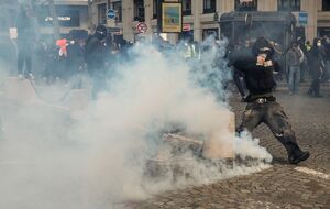 У Франції протести переросли в погроми і заворушення. Горіла історична ратуша, сотні поранених. Фоторепортаж