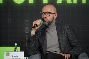 "Треба було тиснути". Яценюк заявив, що Україні потрібне гарантоване фінансування на три роки