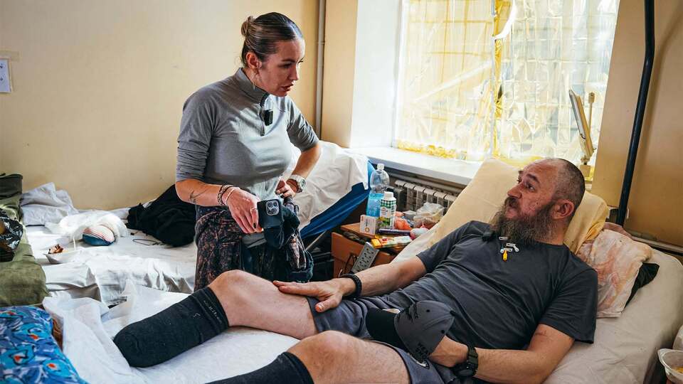 В Україні вперше евакуювали пораненого бійця з поля бою великим дроном. Фото, відео