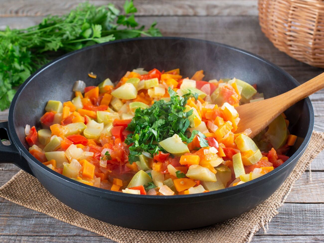 Приготовьте это вкусное рагу, пока в продаже есть сезонные овощи. Лучший рецепт