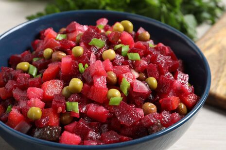 "На столе такая закуска долго не задерживается!" Очень вкусный салат со свеклой