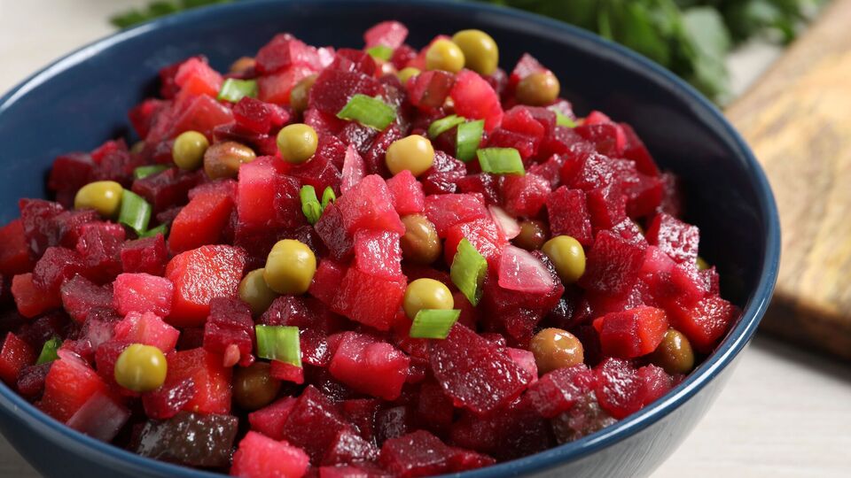 "На столе такая закуска долго не задерживается!" Очень вкусный салат со свеклой