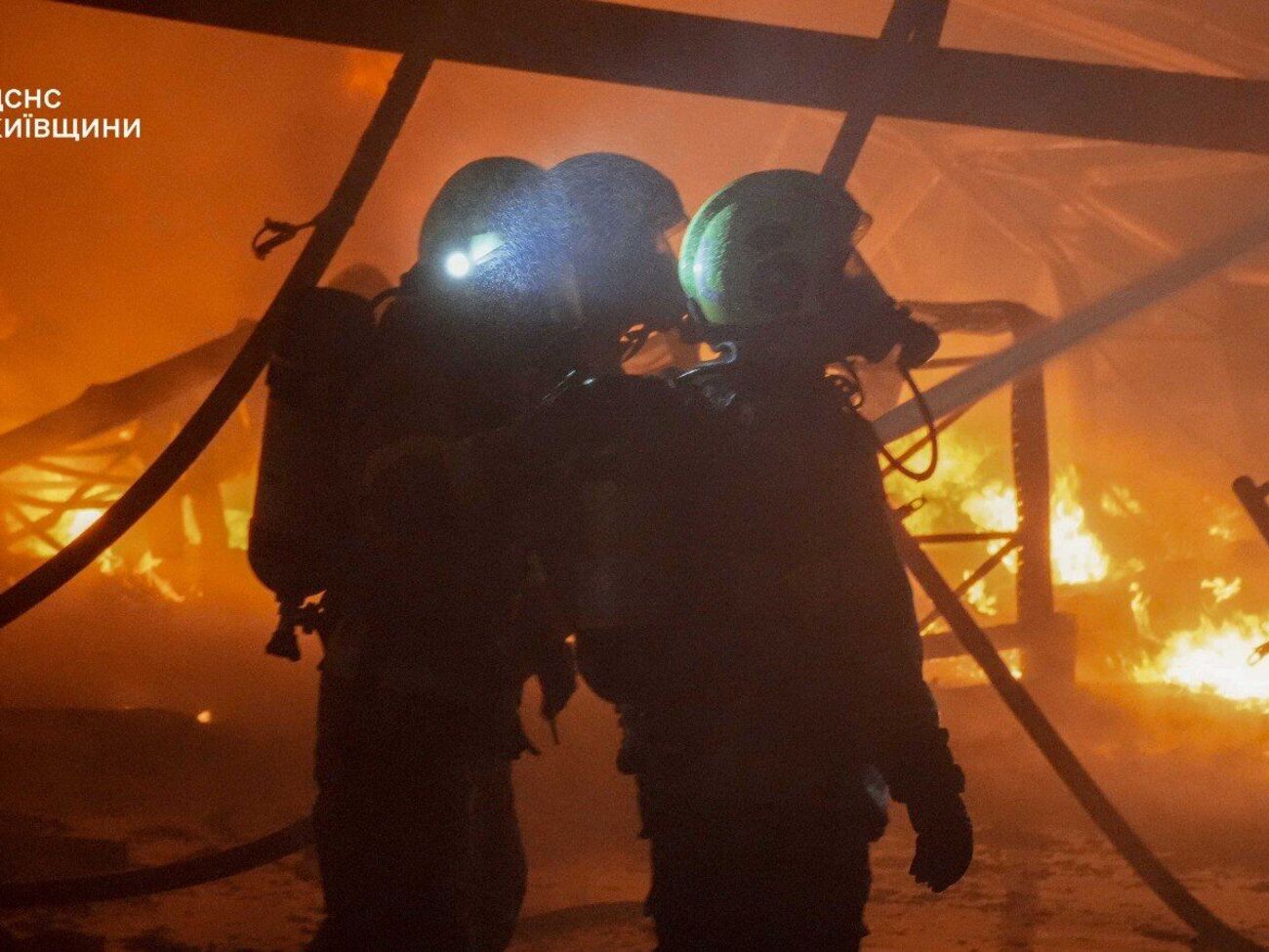 РФ масовано атакувала "місто-герой" під Києвом. Загорівся великий завод. Серед поранених діти. Фото 