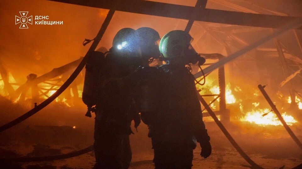 РФ масовано атакувала Ірпінь під Києвом. Загорівся великий завод. Серед поранених – діти. Фото