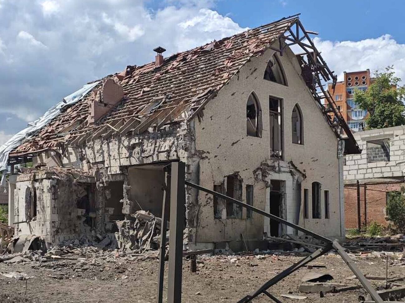 Фонд Ріната Ахметова оплатив операцію жительці Слов’янська, яка вижила після влучання авіабомби в будинок