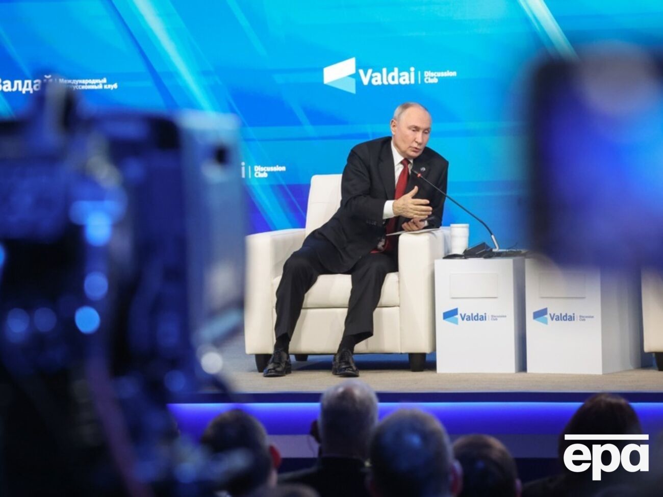 Путін, затинаючись і нервово смикаючи ногами, знову поскаржився, що Росію "надули"