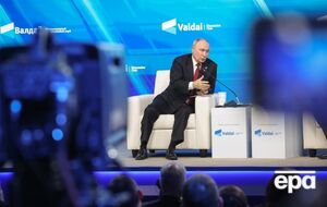 Путін, затинаючись і нервово смикаючи ногами, знову поскаржився, що Росію "надули"
