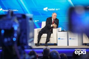 Путін, затинаючись і нервово смикаючи ногами, знову поскаржився, що Росію "надули"