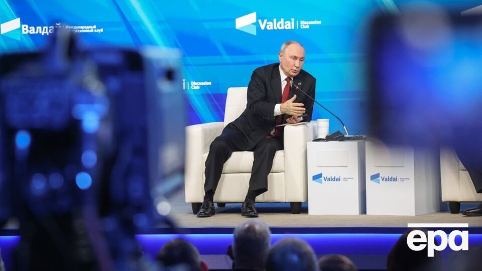 Путін, затинаючись і нервово смикаючи ногами, знову поскаржився, що Росію "надули"