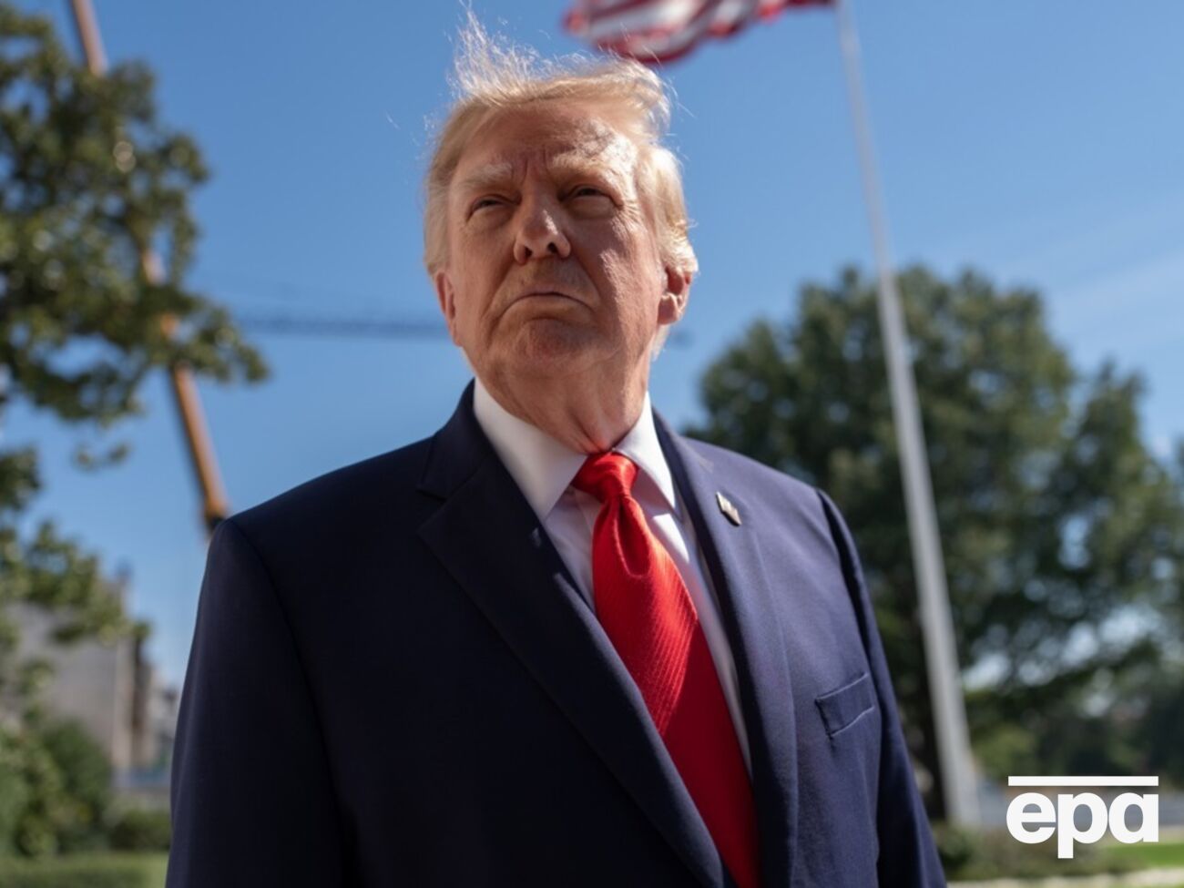 Трамп на трибуні демонстративно вилив воду на підлогу. Перед цим він вихвалявся своїм розумом. Відео