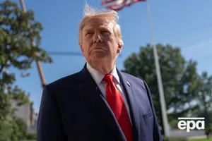Трамп демонстративно вилив воду на підлогу. Що сталося