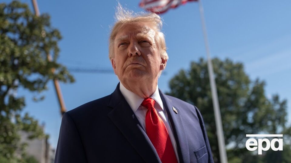 Трамп на трибуне демонстративно вылил воду на пол. Перед этим он хвастался своим умом. Видео